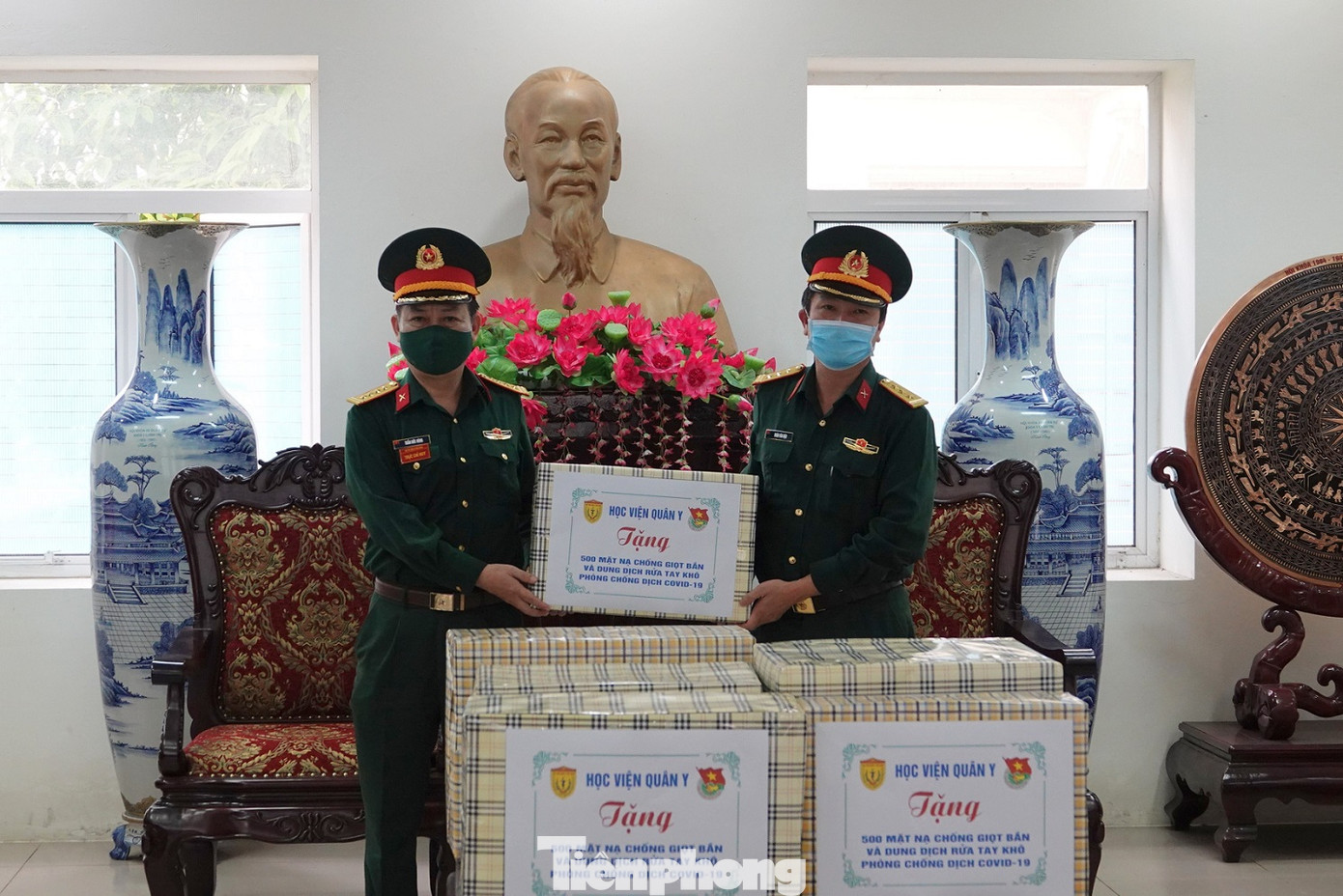 Tặng mặt nạ ngăn dịch COVID-19 cho chiến sĩ pháo binh ảnh 1