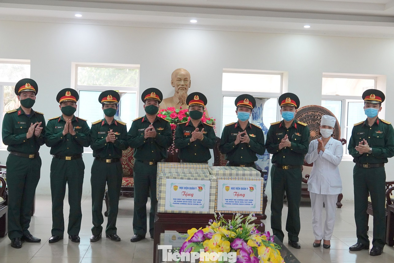 Tặng mặt nạ ngăn dịch COVID-19 cho chiến sĩ pháo binh ảnh 2