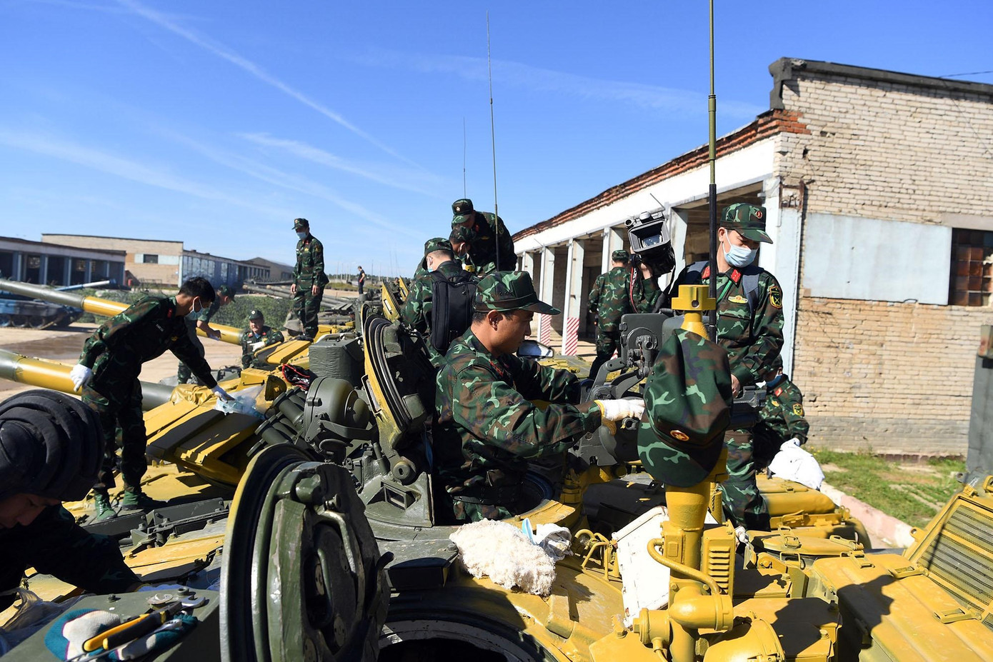 Lính xe tăng Việt Nam hiệu chỉnh ‘chiến mã’ T-72B3 trên đất Nga ảnh 4