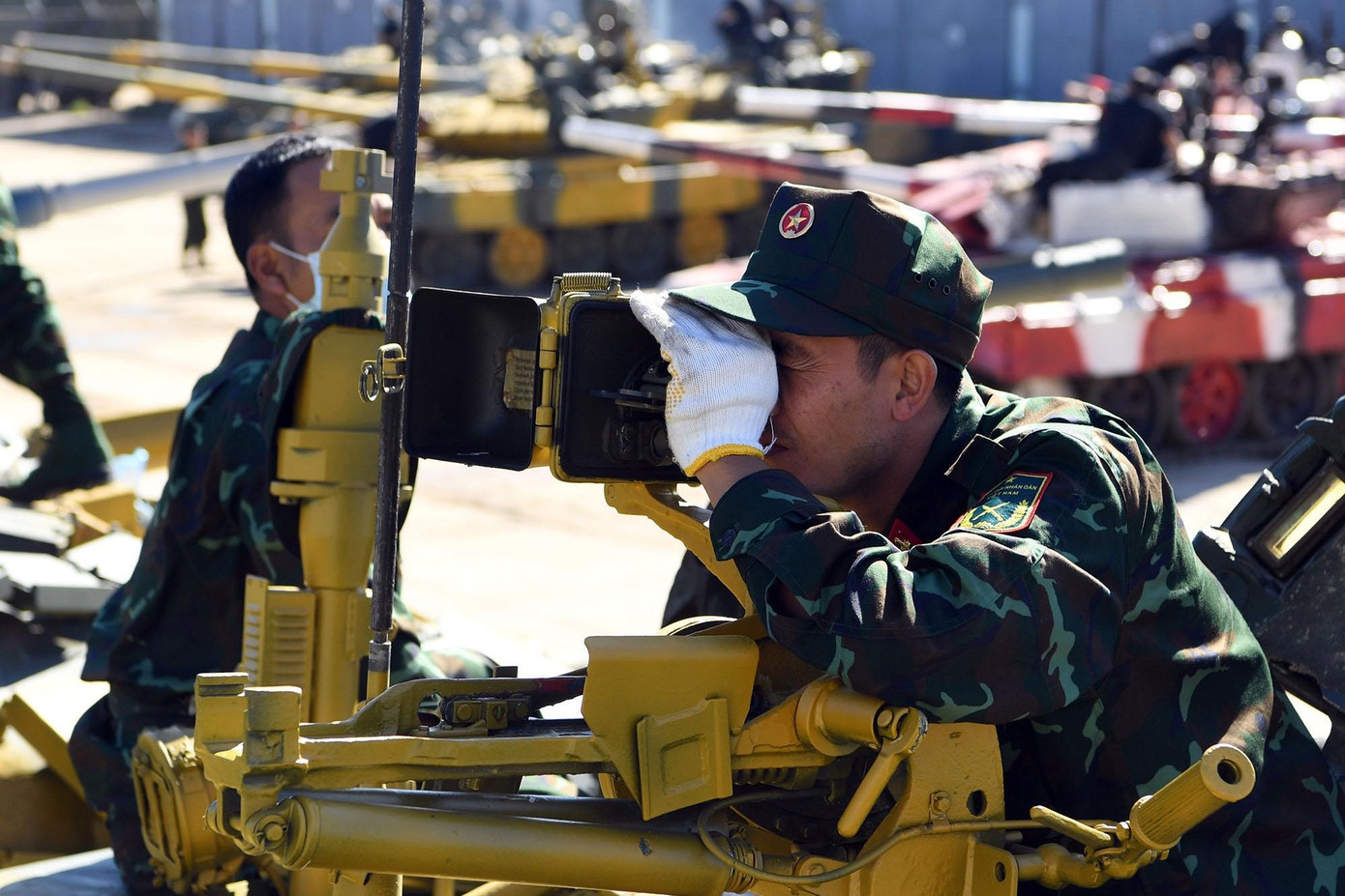 Lính xe tăng Việt Nam hiệu chỉnh ‘chiến mã’ T-72B3 trên đất Nga ảnh 2