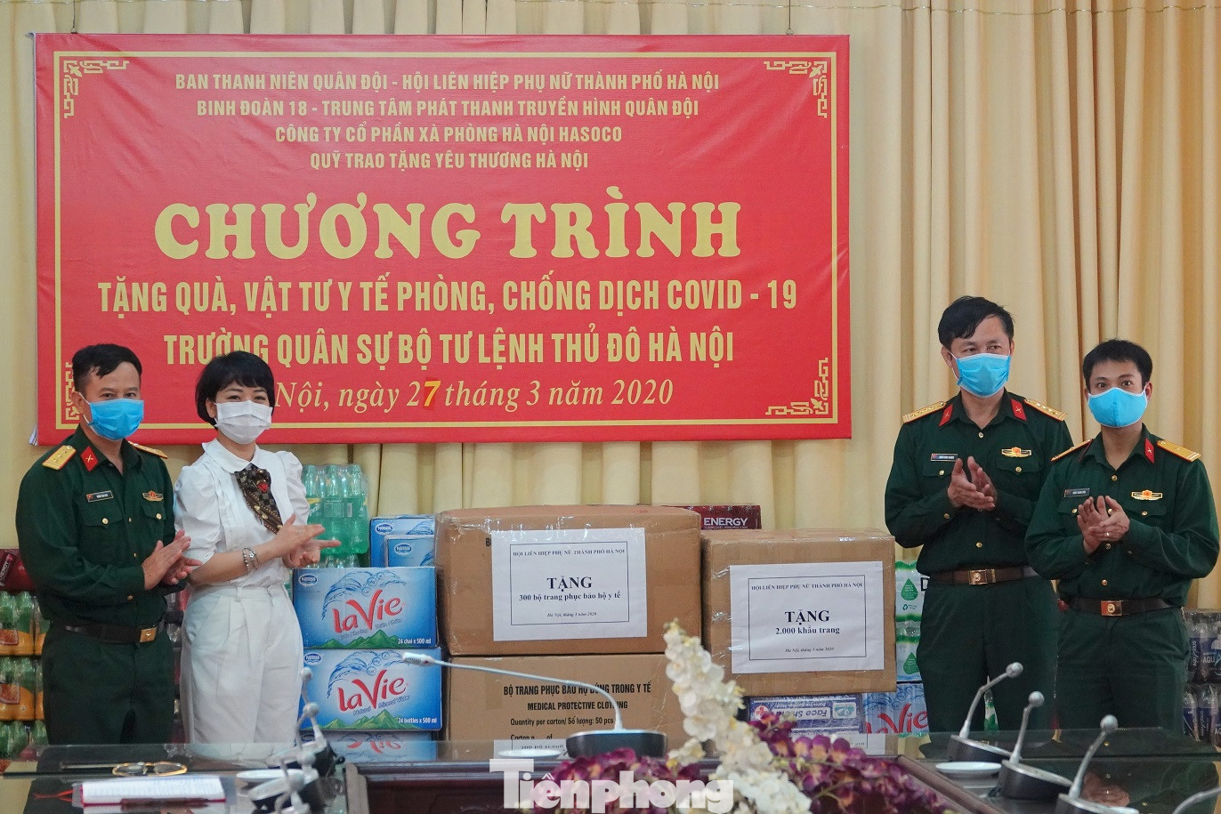 Ban Thanh niên Quân đội trao quà chống dịch ở khu cách ly COVID-19 ảnh 3