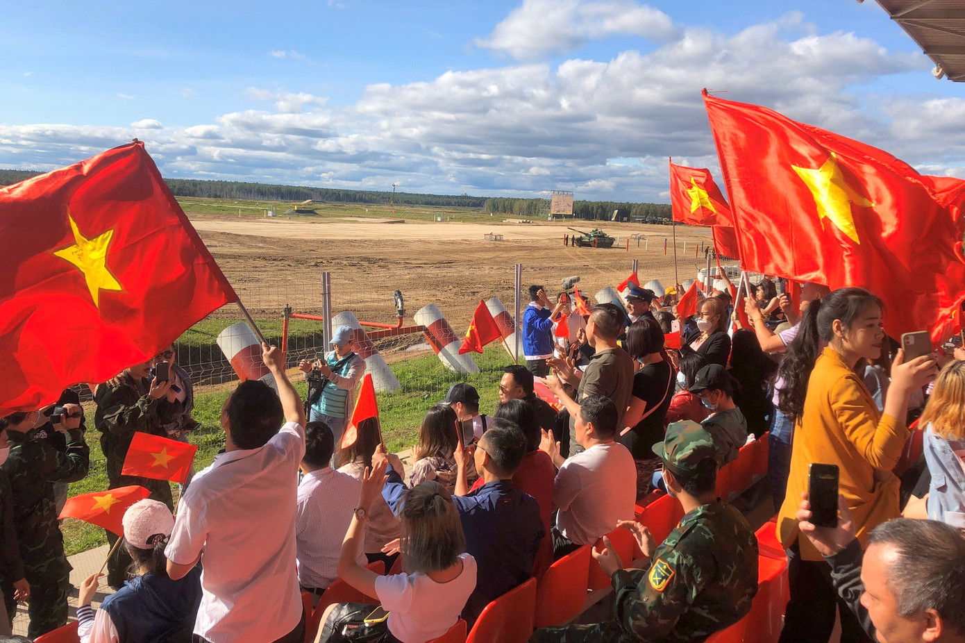 Kíp xe tăng Việt Nam khai hỏa, tả xung hữu đột tại bán kết Tank biathlon ảnh 10