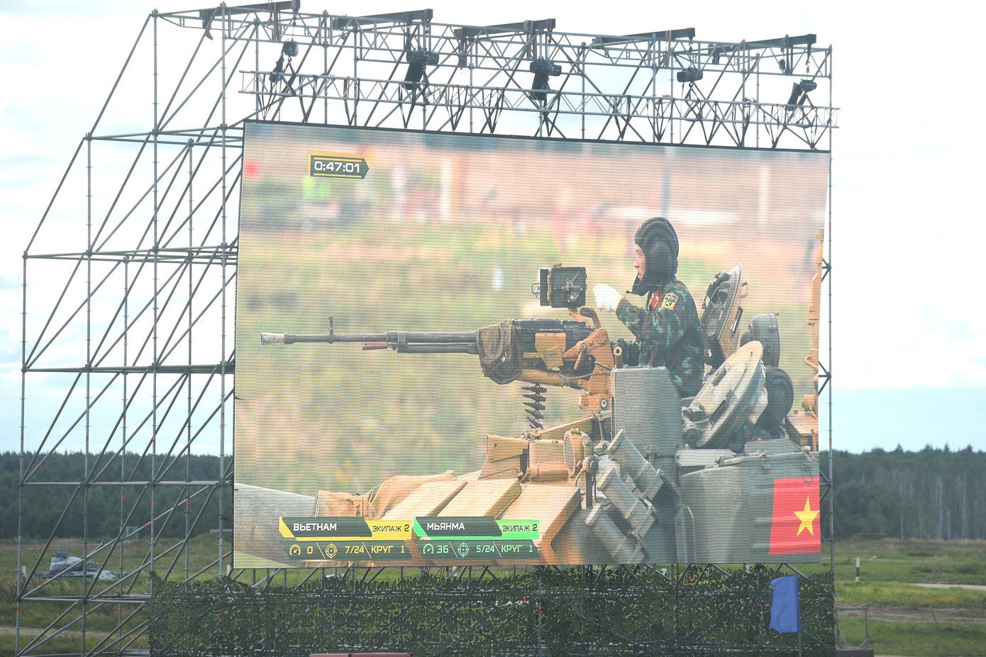 Kíp xe tăng Việt Nam khai hỏa, tả xung hữu đột tại bán kết Tank biathlon ảnh 3