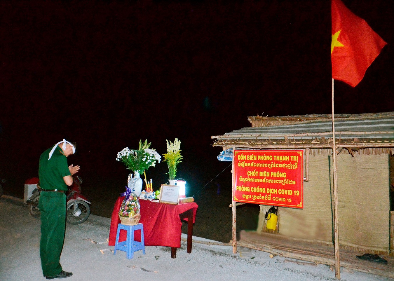 Cha mất, người lính biên phòng lập bàn thờ vọng trên chốt chống dịch ảnh 1