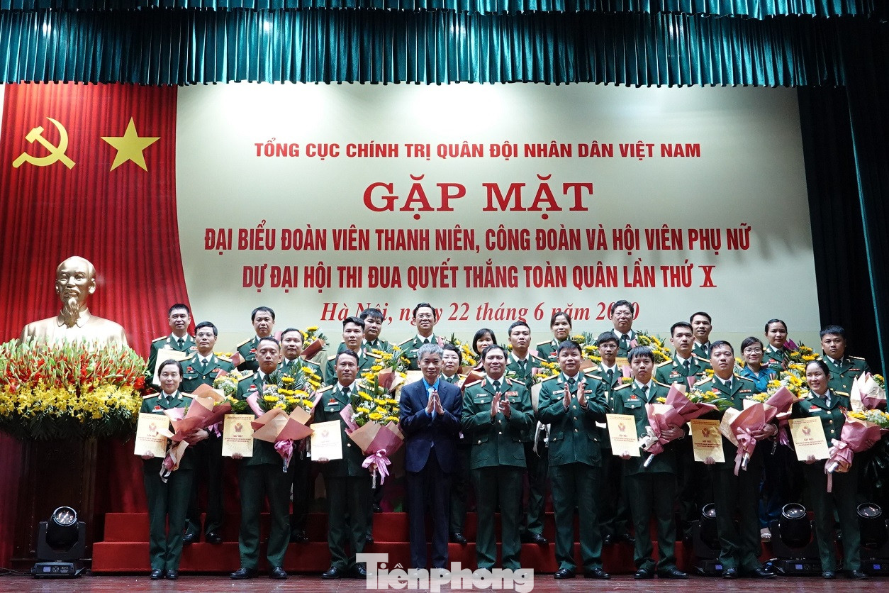 Gặp mặt 92 điển hình dự Đại hội Thi đua Quyết thắng toàn quân ảnh 6