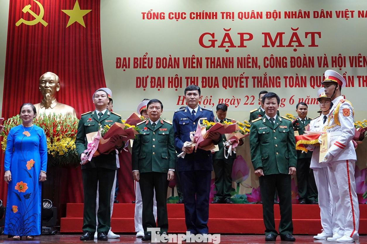 Gặp mặt 92 điển hình dự Đại hội Thi đua Quyết thắng toàn quân ảnh 2