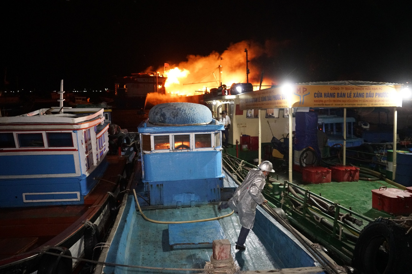 Hỏa hoạn bao trùm 3 tàu, xuồng ở Cam Ranh, thiệt hại ban đầu 14 tỷ đồng ảnh 1