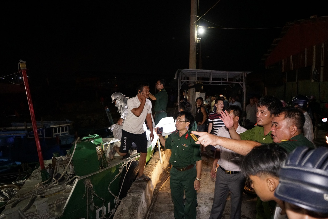 Hỏa hoạn bao trùm 3 tàu, xuồng ở Cam Ranh, thiệt hại ban đầu 14 tỷ đồng ảnh 2