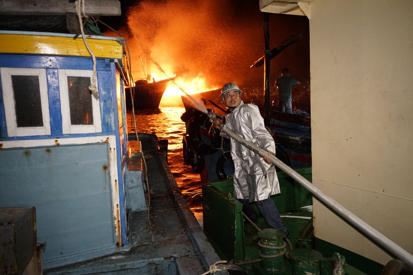 Hỏa hoạn bao trùm 3 tàu, xuồng ở Cam Ranh, thiệt hại ban đầu 14 tỷ đồng ảnh 5