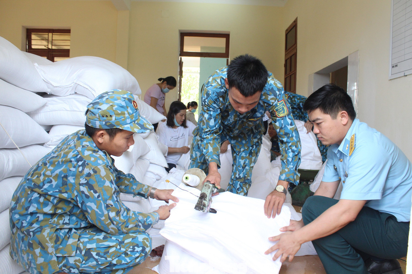 Dùng trực thăng Mi-171 vận chuyển lương thực cho người dân bị cô lập ảnh 1