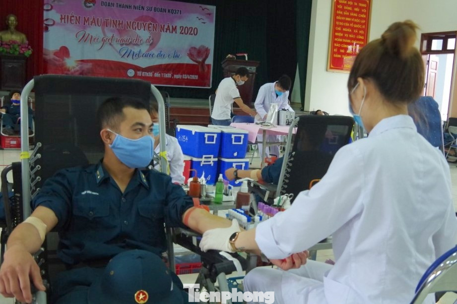 Tuổi trẻ Đoàn Không quân Thăng Long tình nguyện hiến hơn 1.000 đơn vị máu ảnh 1