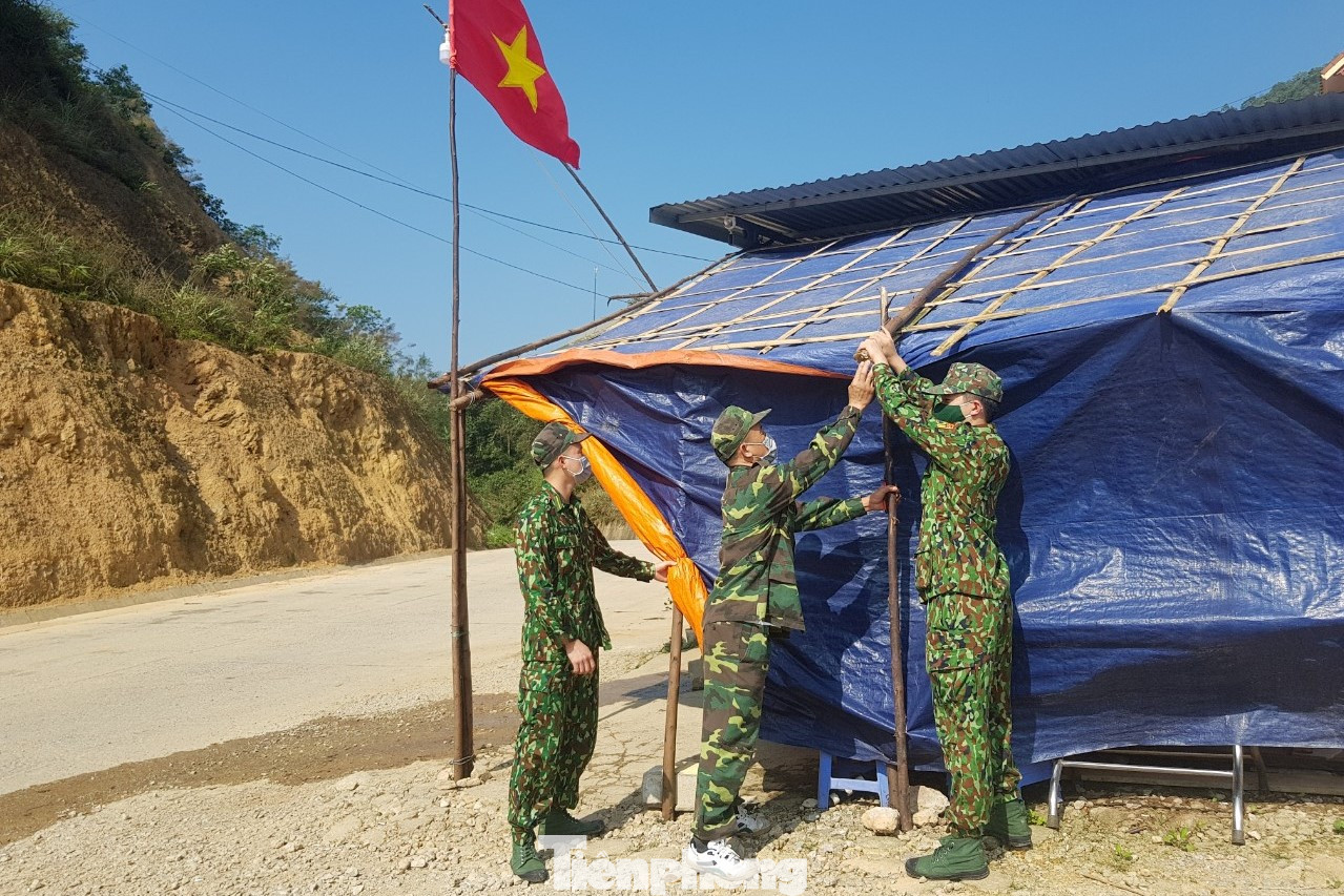 Kỷ niệm đẹp trên chốt tiền tiêu của hai trung sĩ Biên phòng ảnh 1