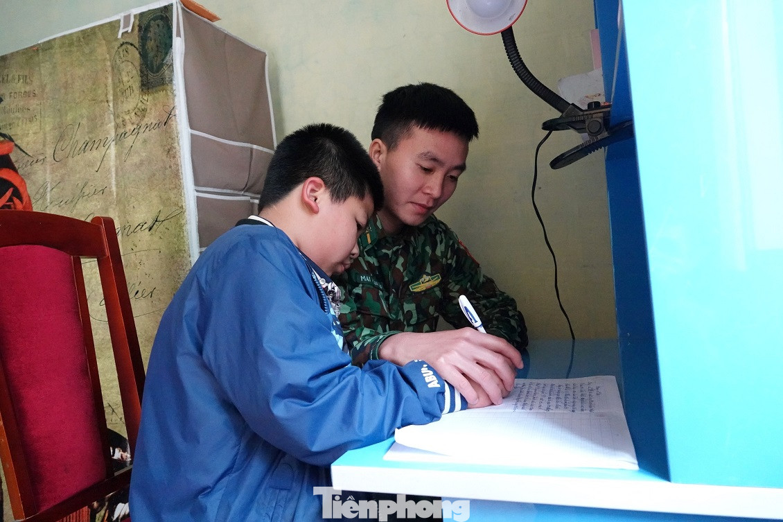 Kỷ niệm đẹp trên chốt tiền tiêu của hai trung sĩ Biên phòng ảnh 4