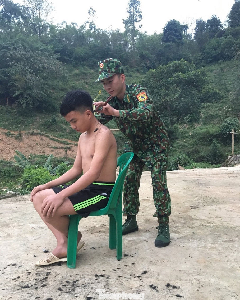Kỷ niệm đẹp trên chốt tiền tiêu của hai trung sĩ Biên phòng ảnh 2