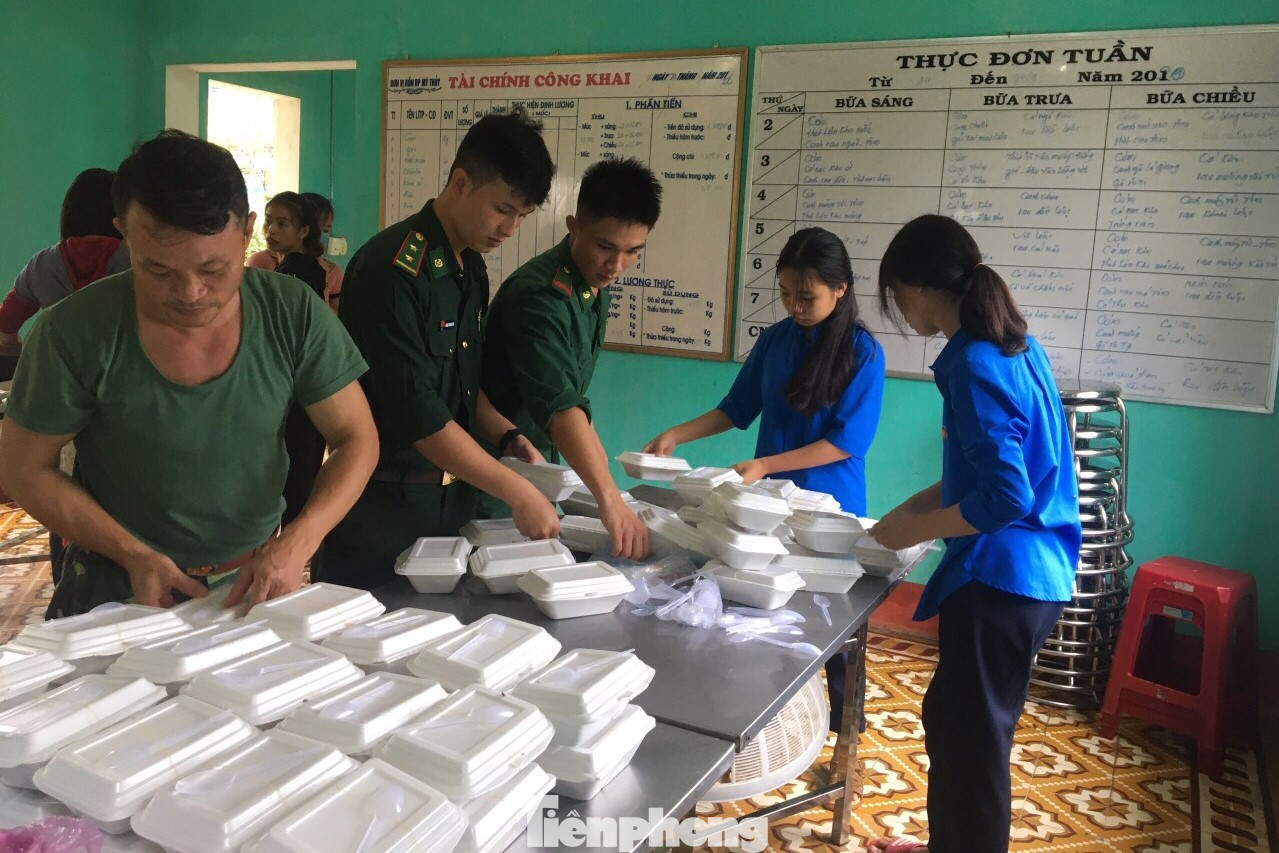 Biên phòng Quảng Trị vượt lũ cứu dân và đỡ đẻ sản phụ ảnh 4