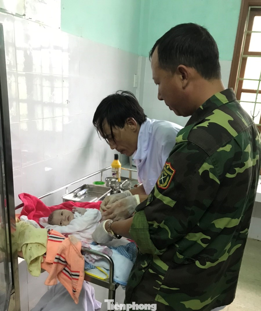 Biên phòng Quảng Trị vượt lũ cứu dân và đỡ đẻ sản phụ ảnh 3
