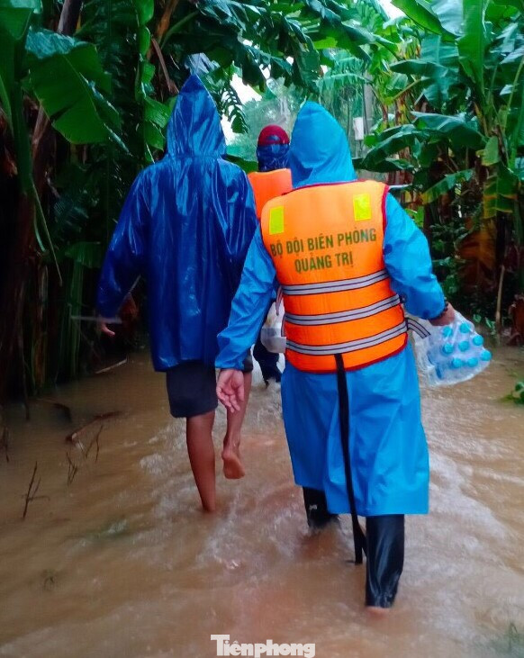 Biên phòng Quảng Trị vượt lũ cứu dân và đỡ đẻ sản phụ ảnh 6