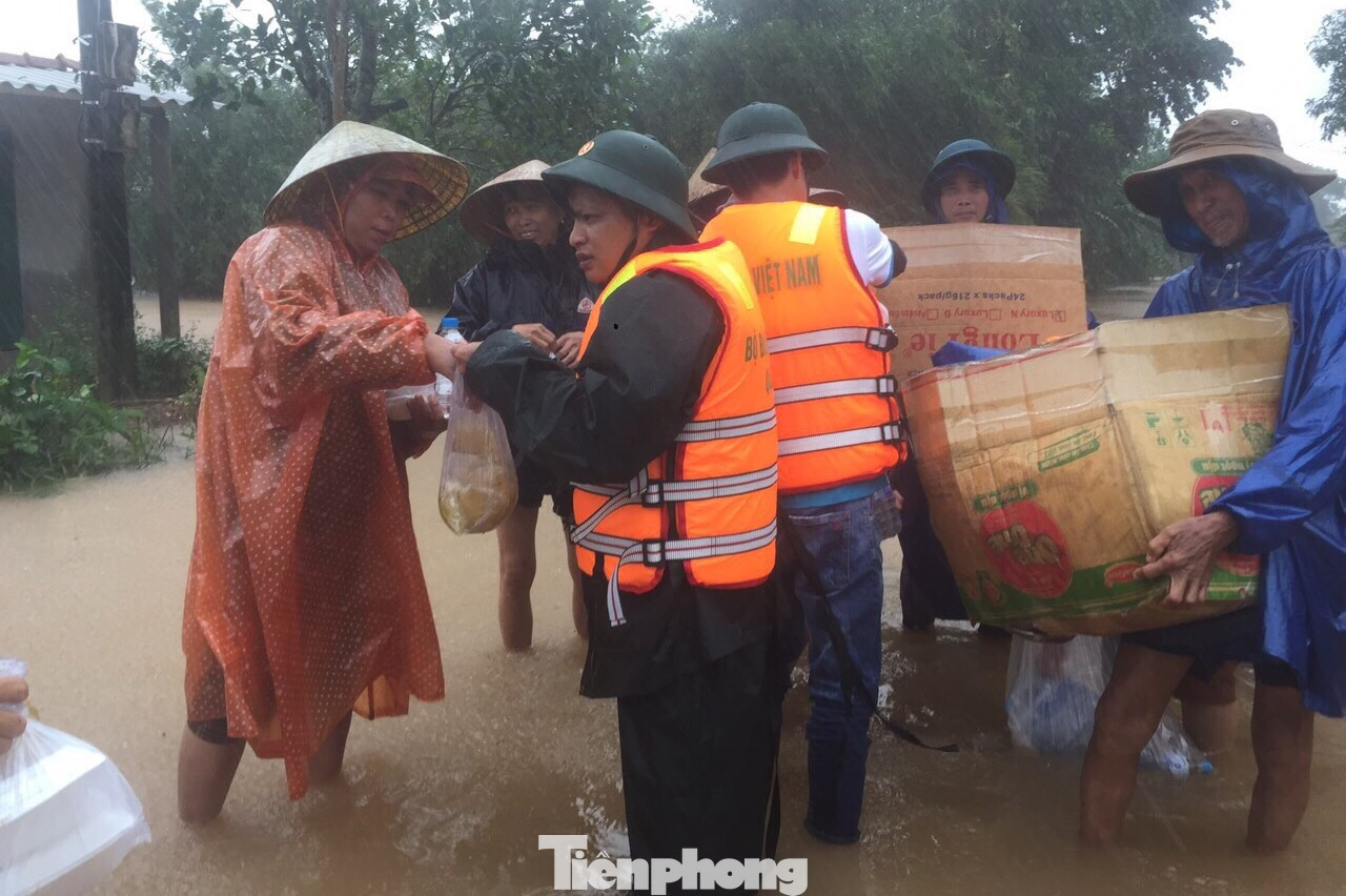 Biên phòng Quảng Trị vượt lũ cứu dân và đỡ đẻ sản phụ ảnh 5