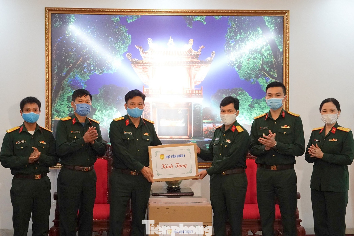 Học viện Quân y tặng mặt nạ chống giọt bắn ngăn dịch COVID-19 ảnh 3