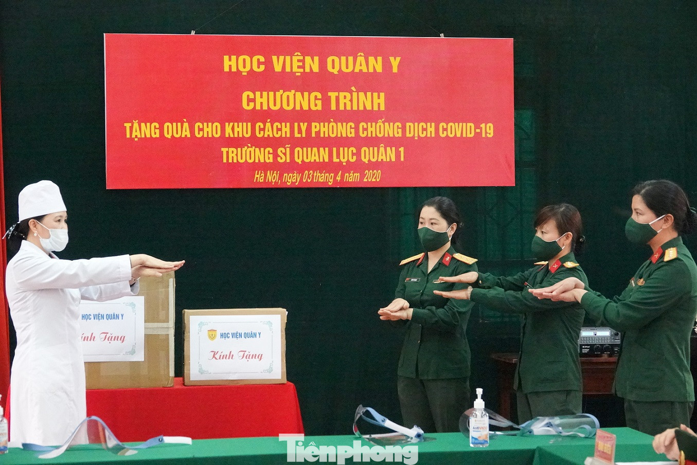 Học viện Quân y tặng mặt nạ chống giọt bắn ngăn dịch COVID-19 ảnh 4