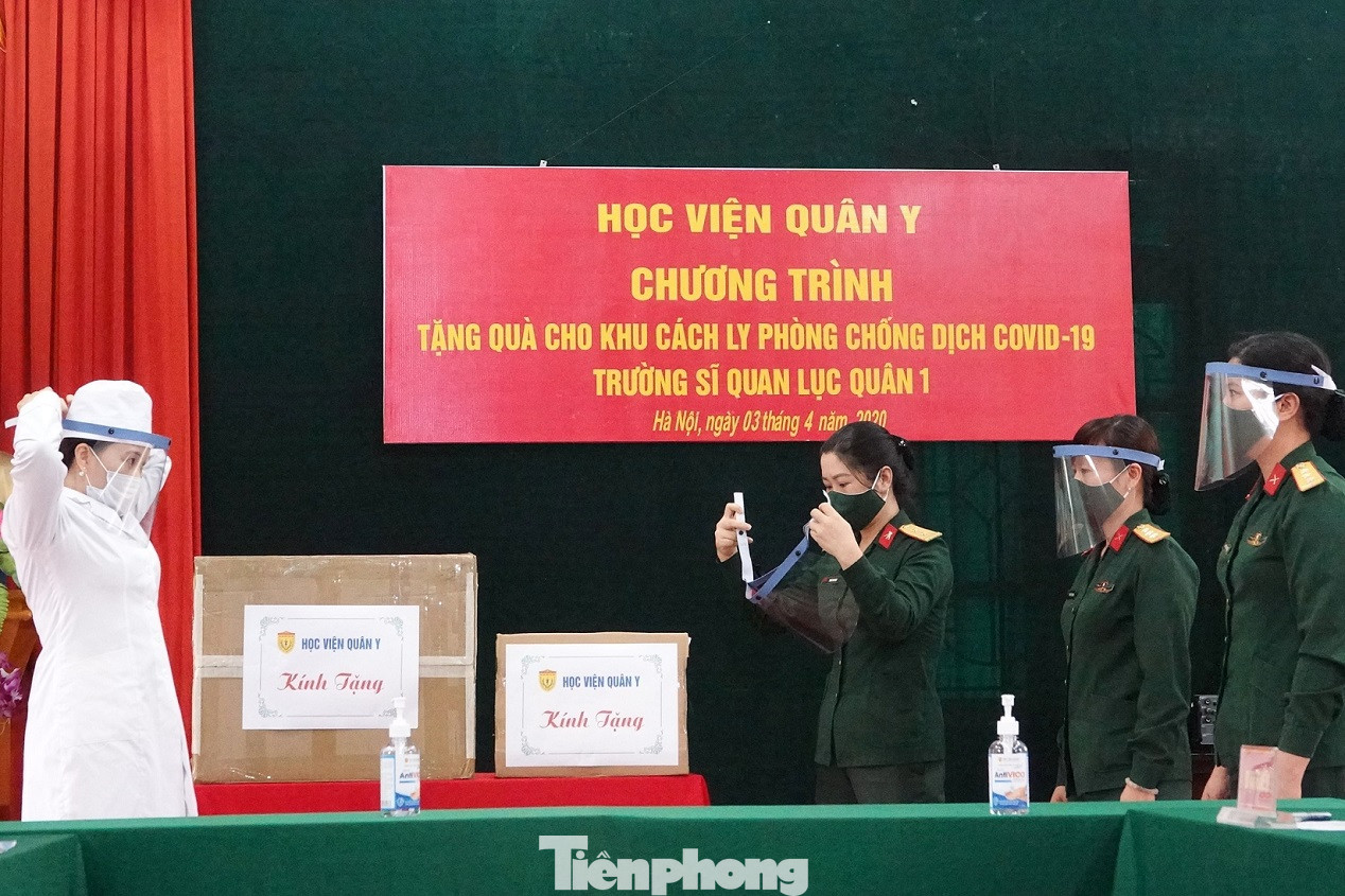 Học viện Quân y tặng mặt nạ chống giọt bắn ngăn dịch COVID-19 ảnh 2