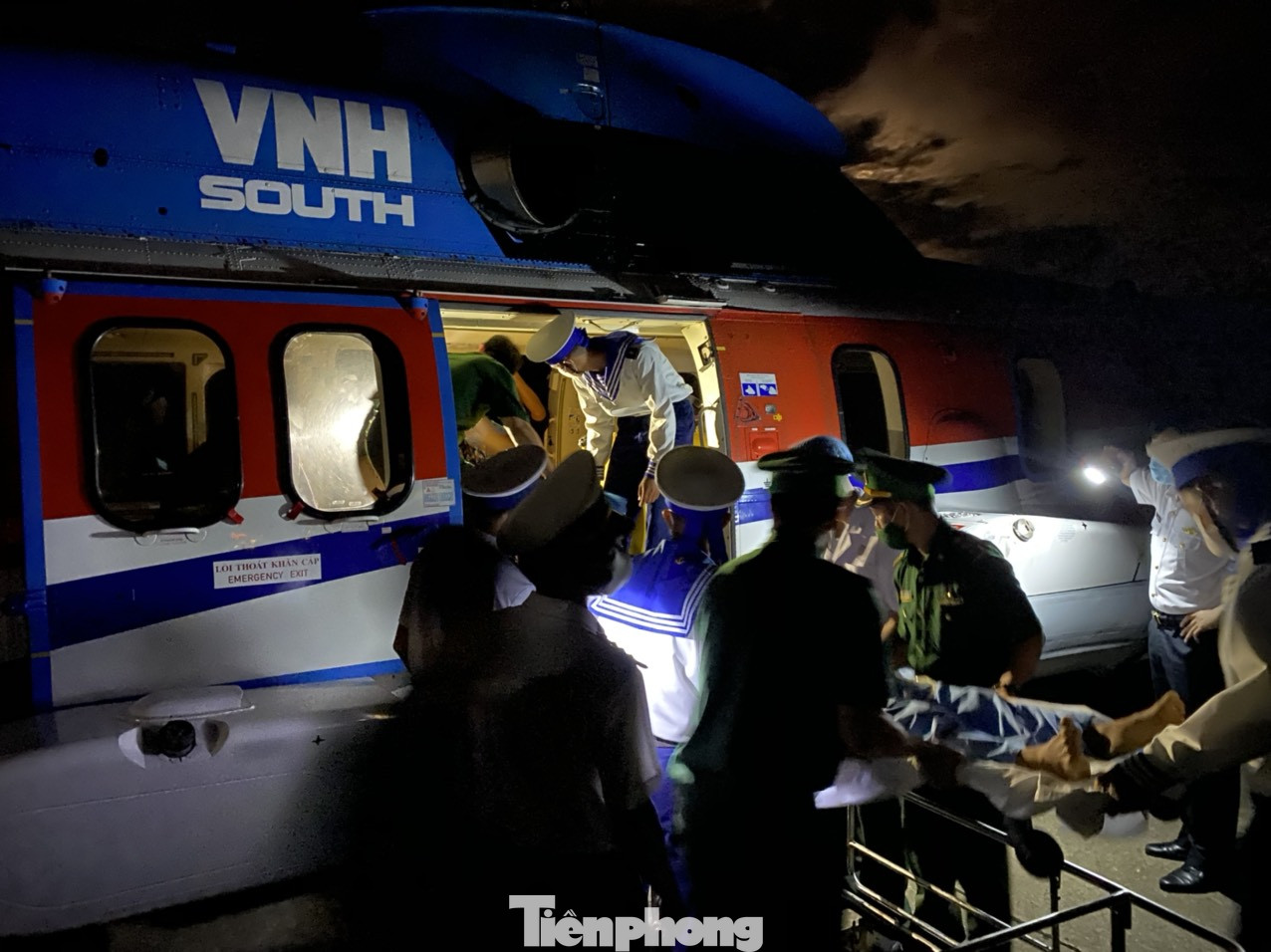 Quân đội bay cấp cứu ngư dân đột quỵ não ở Trường Sa ảnh 1