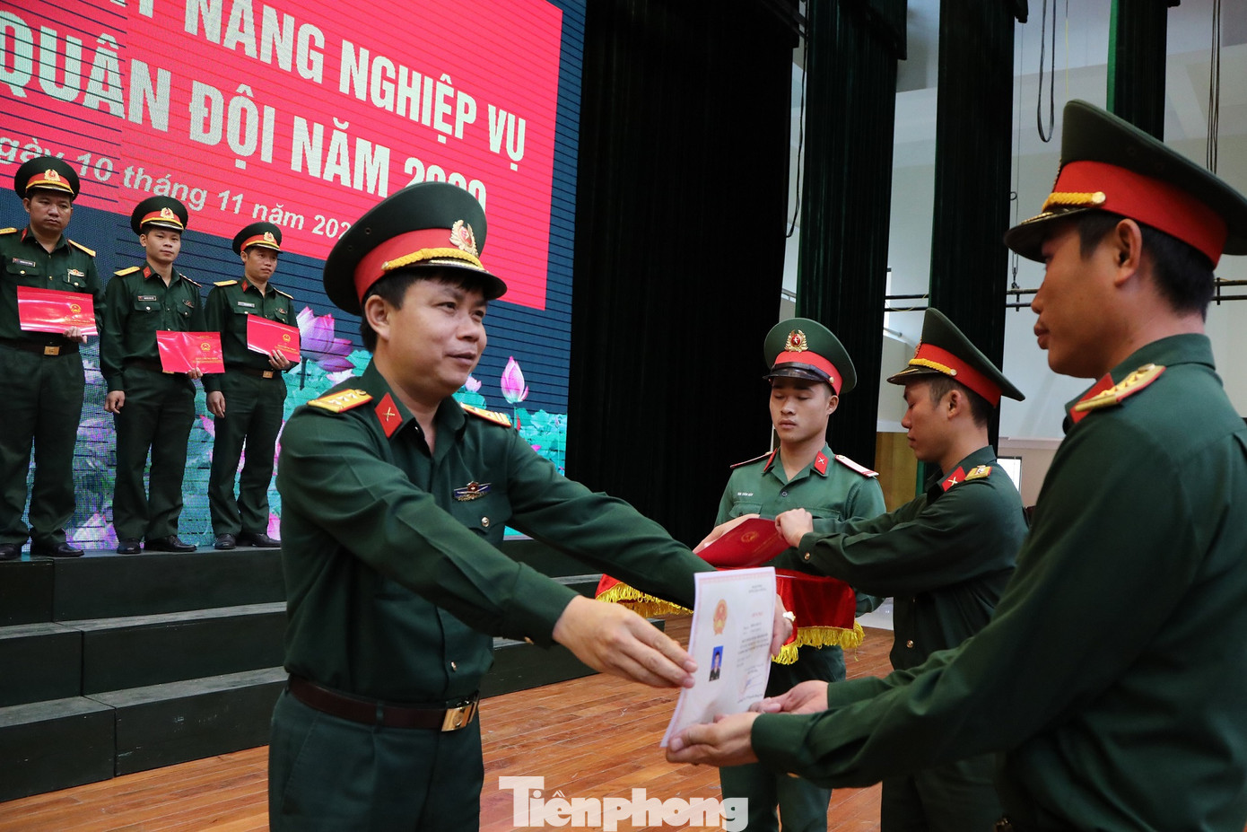 Trao chứng nhận cho 86 cán bộ Đoàn, cán bộ đảm nhiệm công tác thanh niên ảnh 2