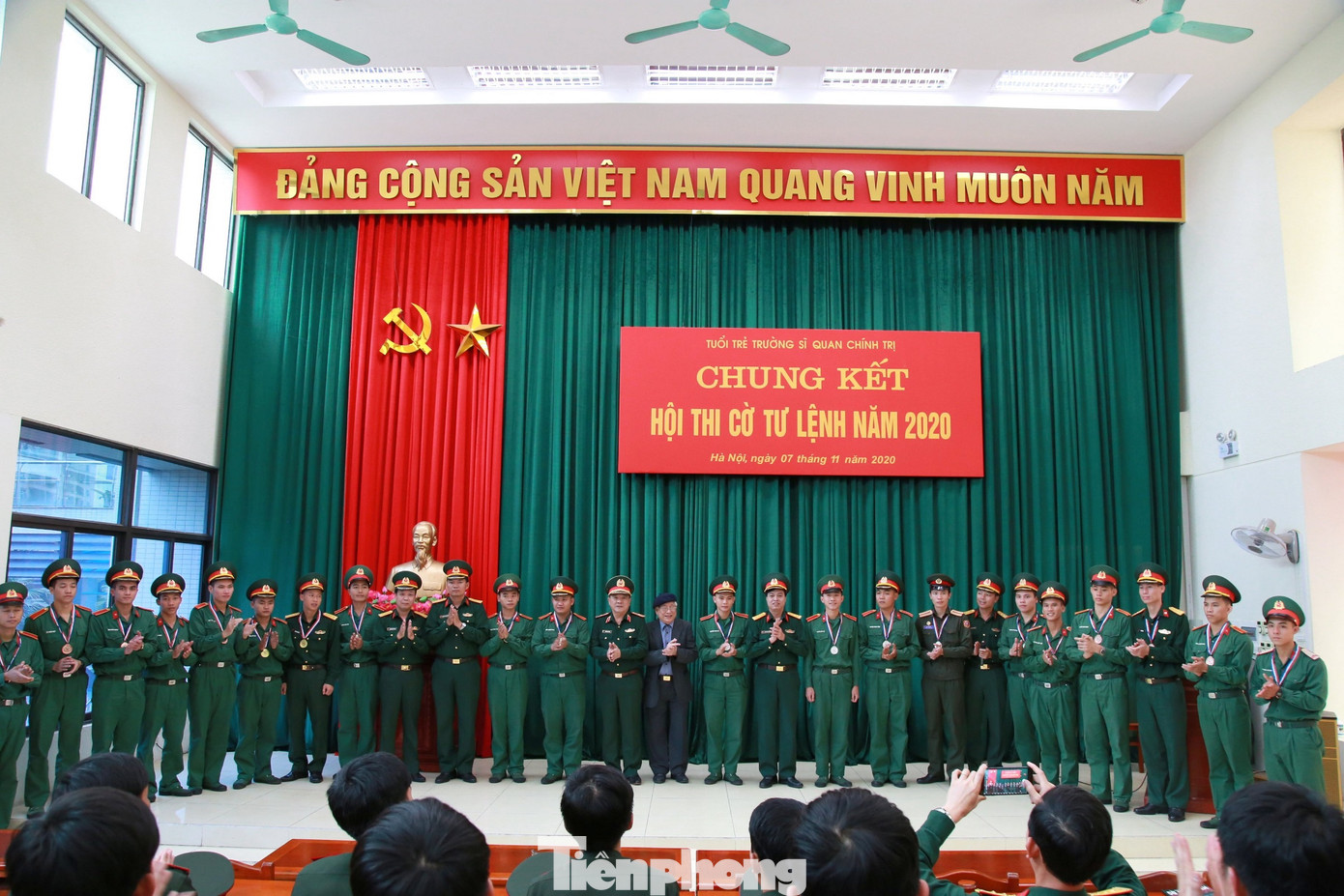 Trao chứng nhận cho 86 cán bộ Đoàn, cán bộ đảm nhiệm công tác thanh niên ảnh 5