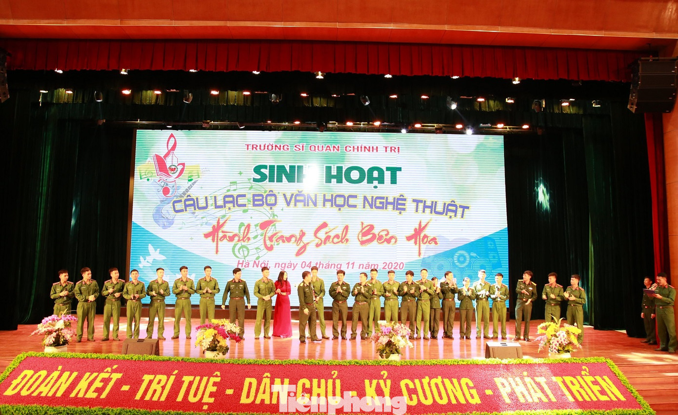 Trao chứng nhận cho 86 cán bộ Đoàn, cán bộ đảm nhiệm công tác thanh niên ảnh 1