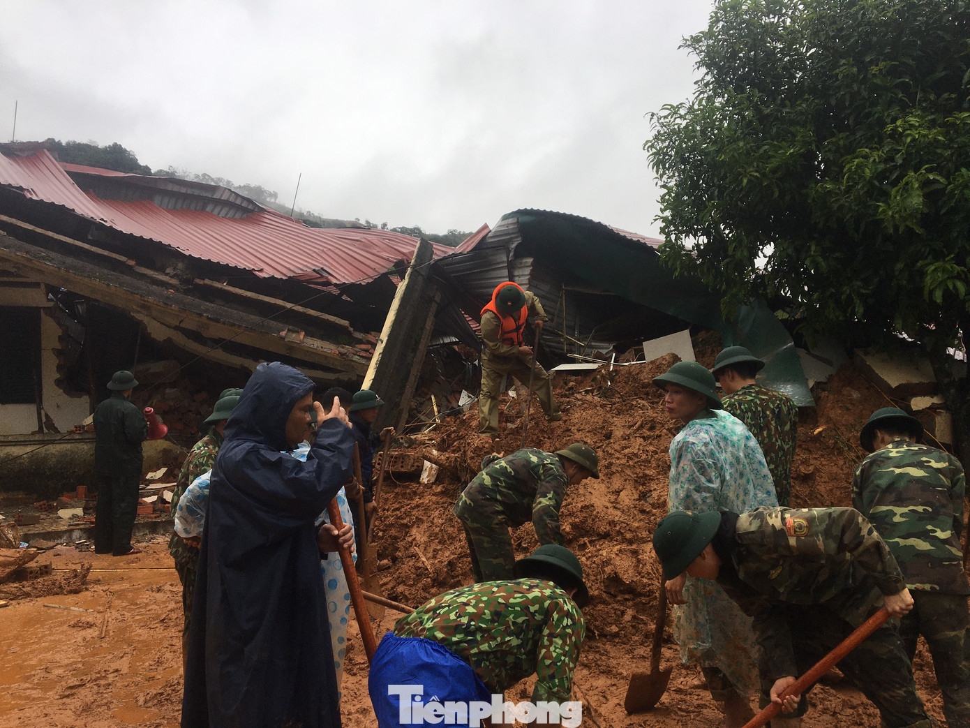 Tìm thấy nhiều thi thể vụ sạt lở ở Đoàn 337, tính phương án dùng trực thăng cứu nạn ảnh 21