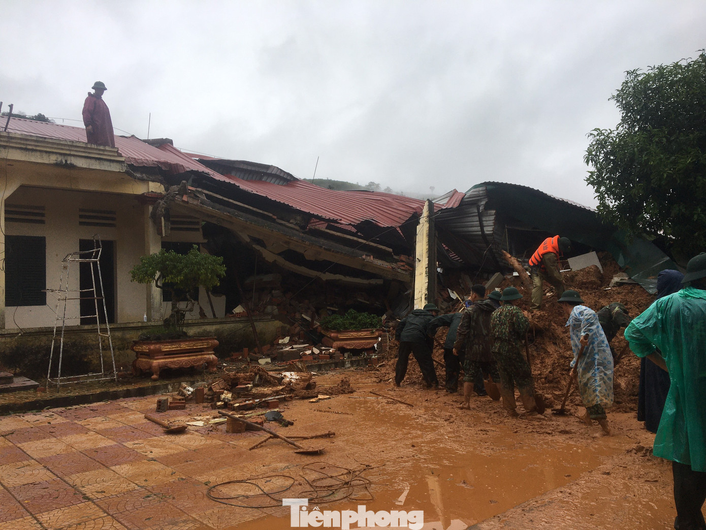 Tìm thấy nhiều thi thể vụ sạt lở ở Đoàn 337, tính phương án dùng trực thăng cứu nạn ảnh 23
