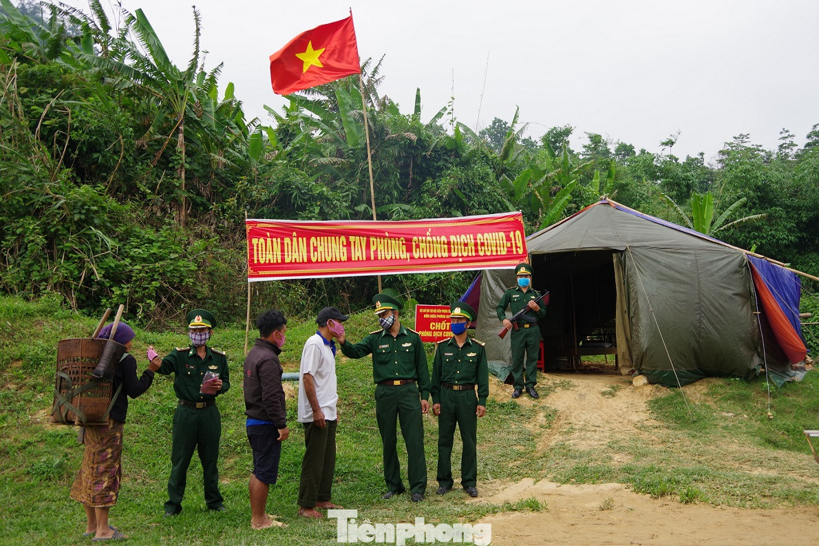  Biên phòng Quảng Trị dãi nắng dầm mưa chặn đại dịch ảnh 17