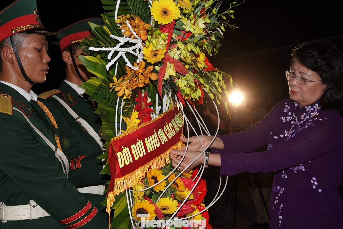 Linh thiêng nến tri ân và hoa đăng tại Thành Cổ Quảng Trị ảnh 1