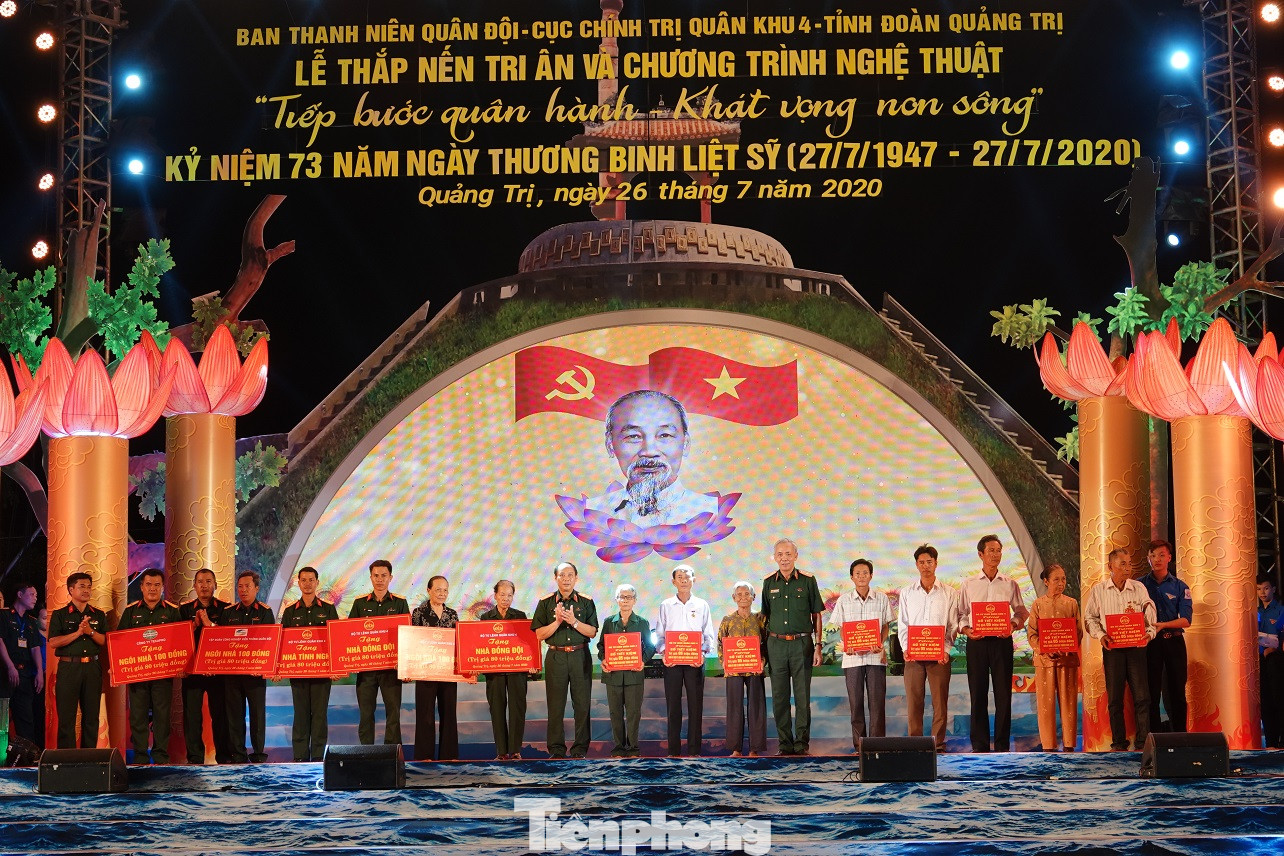 Linh thiêng nến tri ân và hoa đăng tại Thành Cổ Quảng Trị ảnh 7