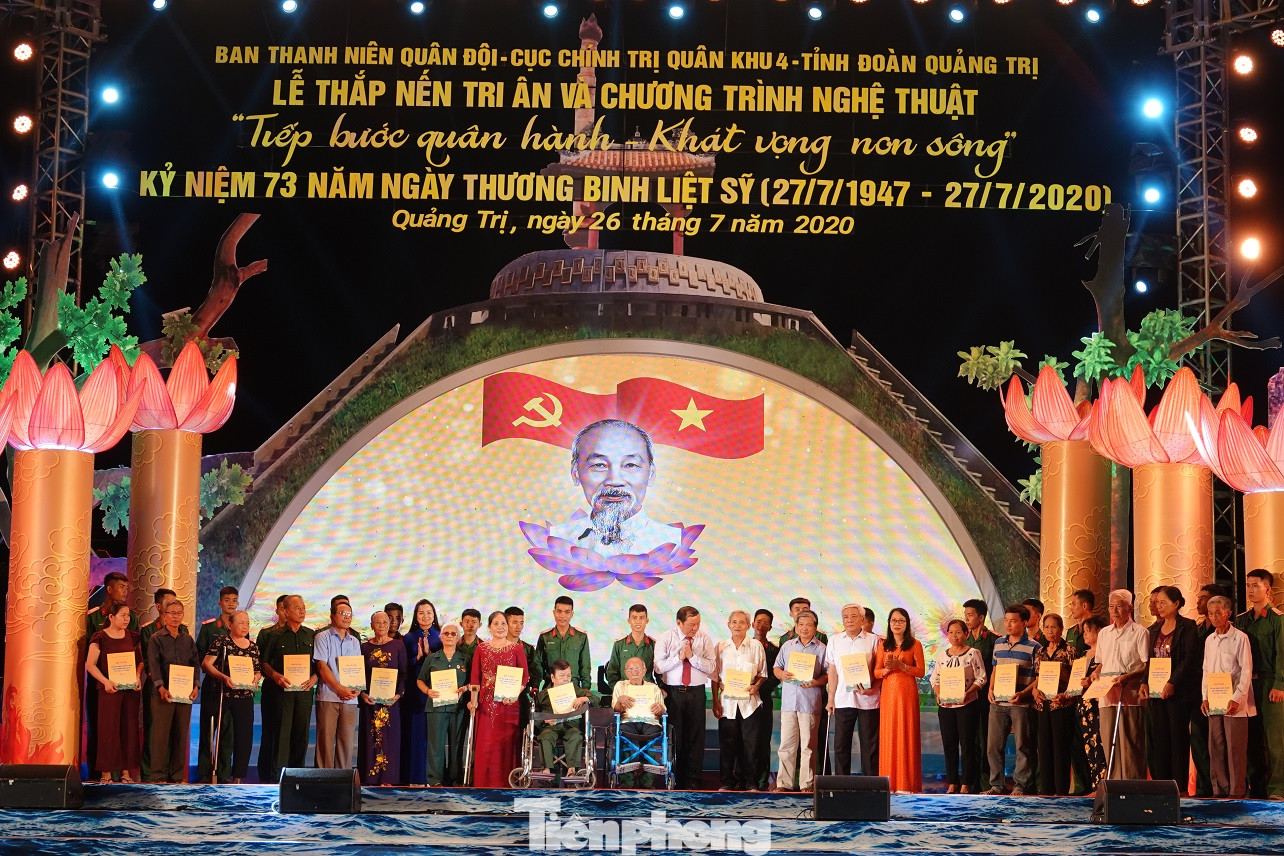 Linh thiêng nến tri ân và hoa đăng tại Thành Cổ Quảng Trị ảnh 6