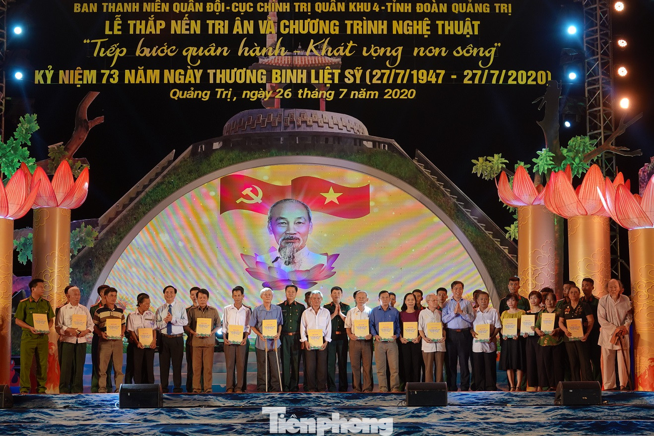 Linh thiêng nến tri ân và hoa đăng tại Thành Cổ Quảng Trị ảnh 8
