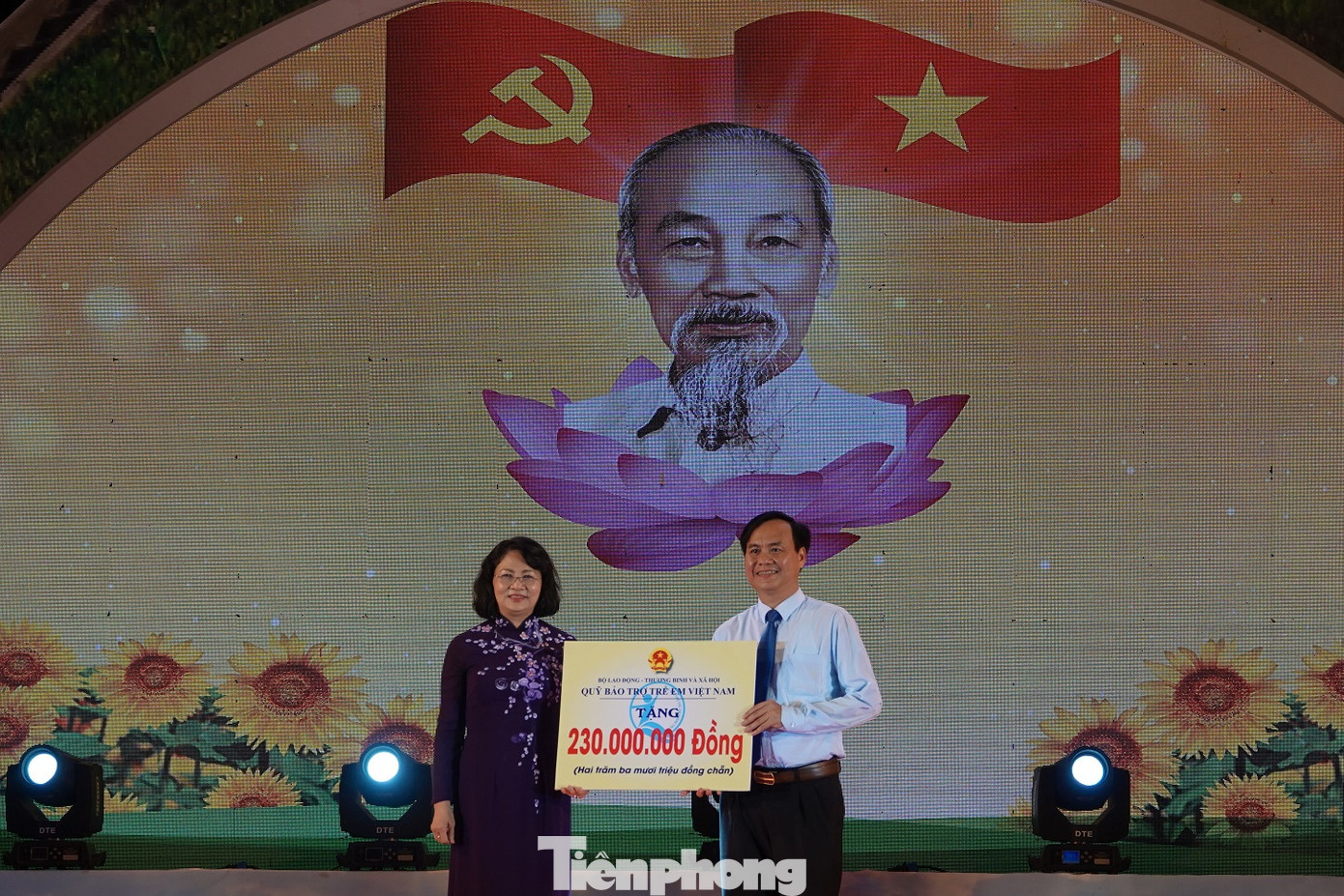 Linh thiêng nến tri ân và hoa đăng tại Thành Cổ Quảng Trị ảnh 4