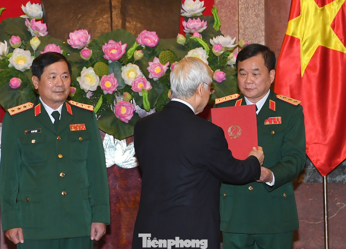Tổng Bí thư, Chủ tịch nước trao quân hàm Thượng tướng cho hai sĩ quan cấp cao Quân đội ảnh 1