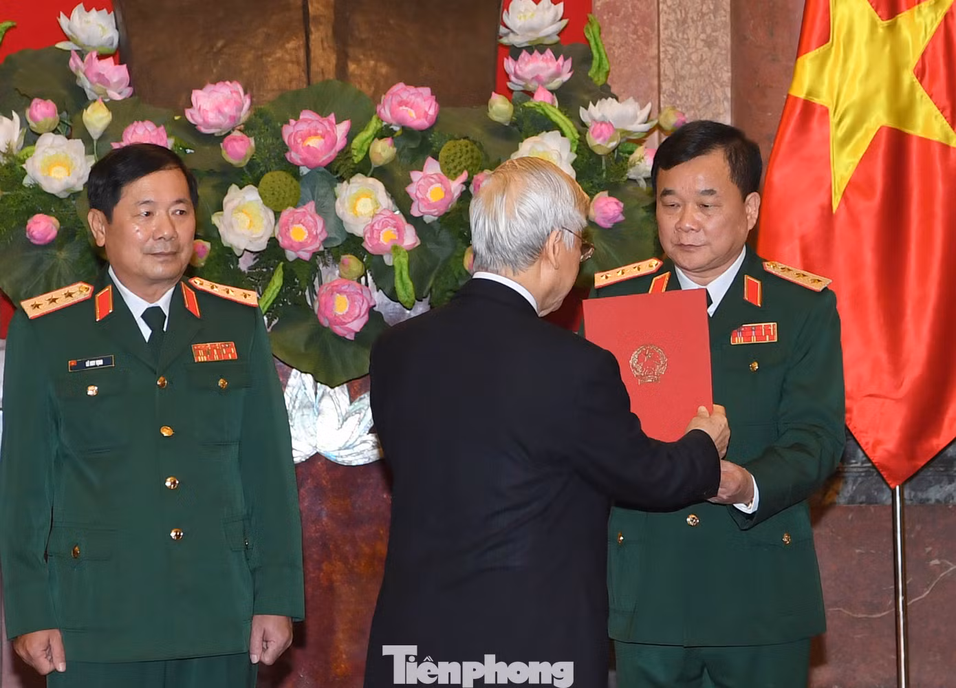 Tổng Bí thư, Chủ tịch nước trao quân hàm Thượng tướng cho hai sĩ quan cấp cao Quân đội ảnh 1