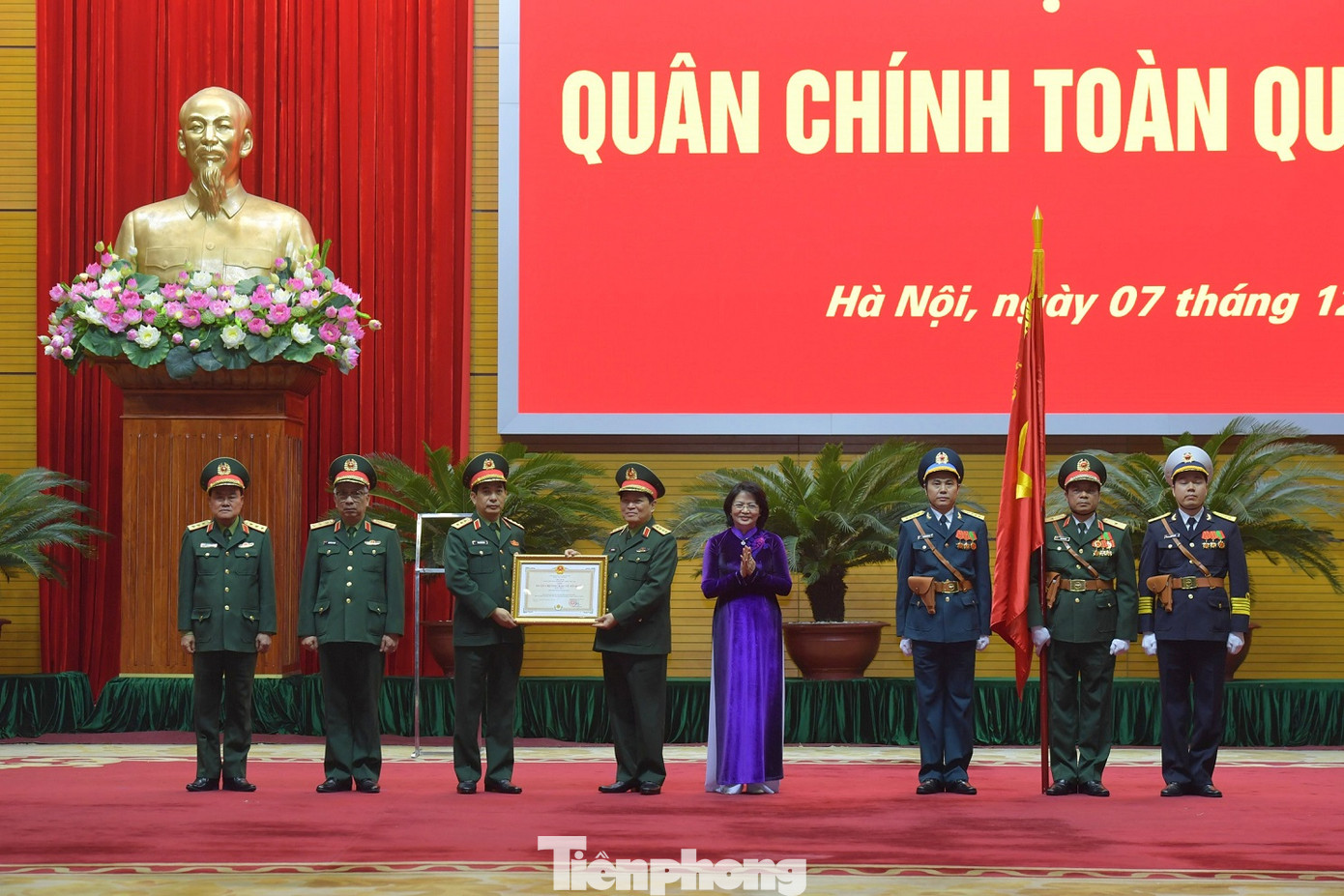 Quân đội đón nhận Huân chương Bảo vệ Tổ quốc hạng Nhất ảnh 1