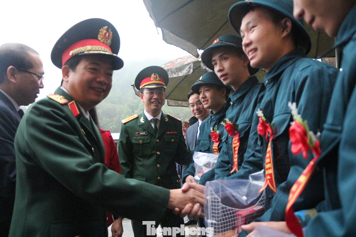 Hơn 2.000 thanh niên đất Tổ tòng quân bảo vệ Tổ quốc ảnh 1