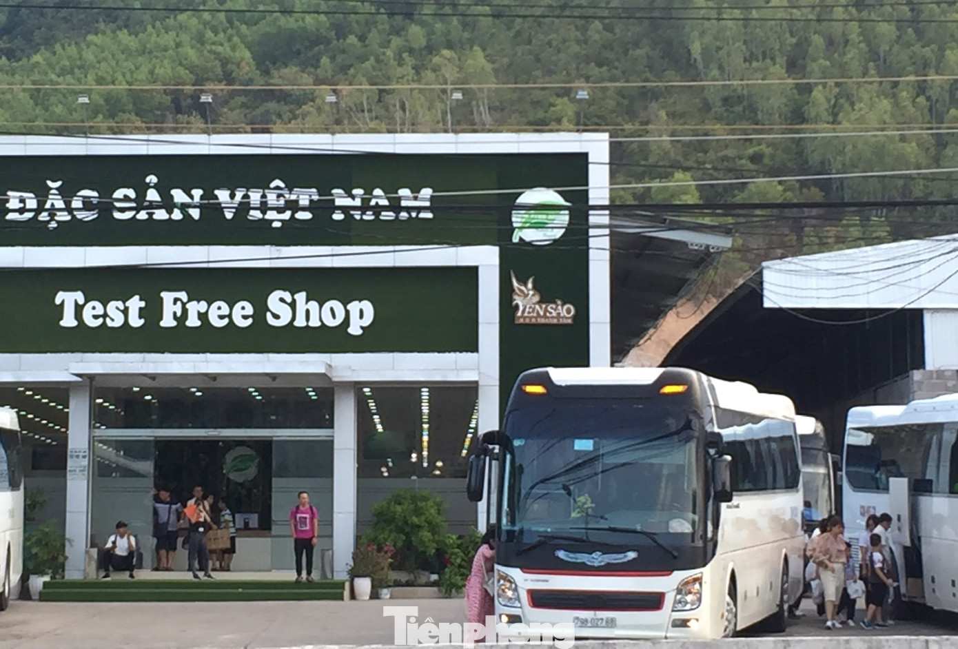 Cận cảnh chuỗi cửa hàng ở Nha Trang xây trái phép chuyên đón khách Trung Quốc ảnh 1