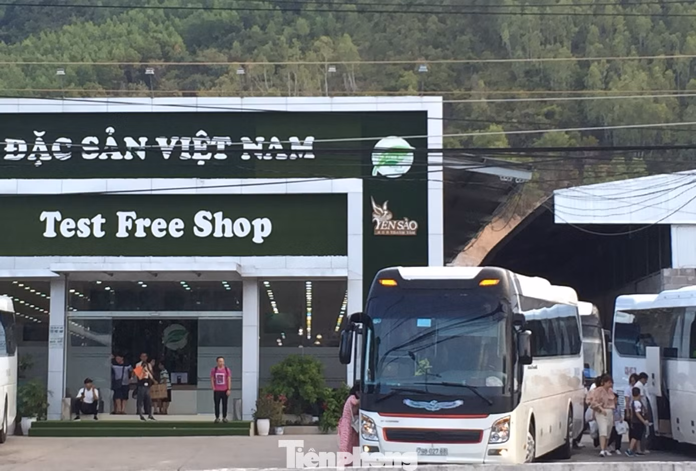 Cận cảnh chuỗi cửa hàng ở Nha Trang xây trái phép chuyên đón khách Trung Quốc ảnh 1