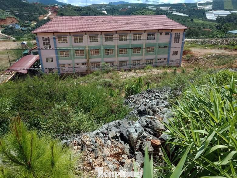 Sạt lở nghiêm trọng trên Quốc lộ 27C, nguy cơ đổ xuống trường mầm non ảnh 3