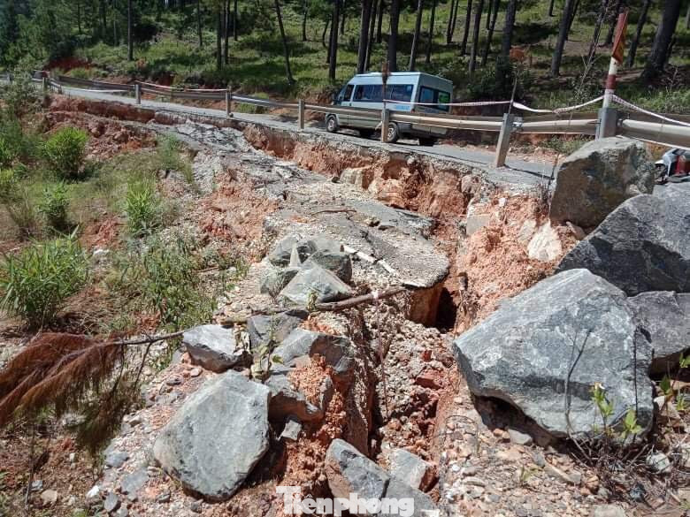 Sạt lở nghiêm trọng trên Quốc lộ 27C, nguy cơ đổ xuống trường mầm non ảnh 1