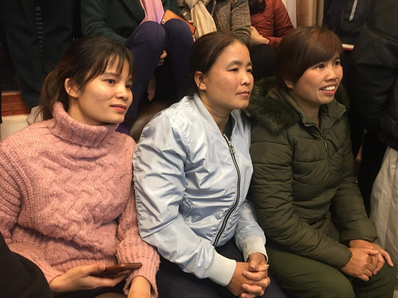 Cổ động viên cháy hết mình tại nhà tiền đạo Hà Đức Chinh ​ ảnh 4