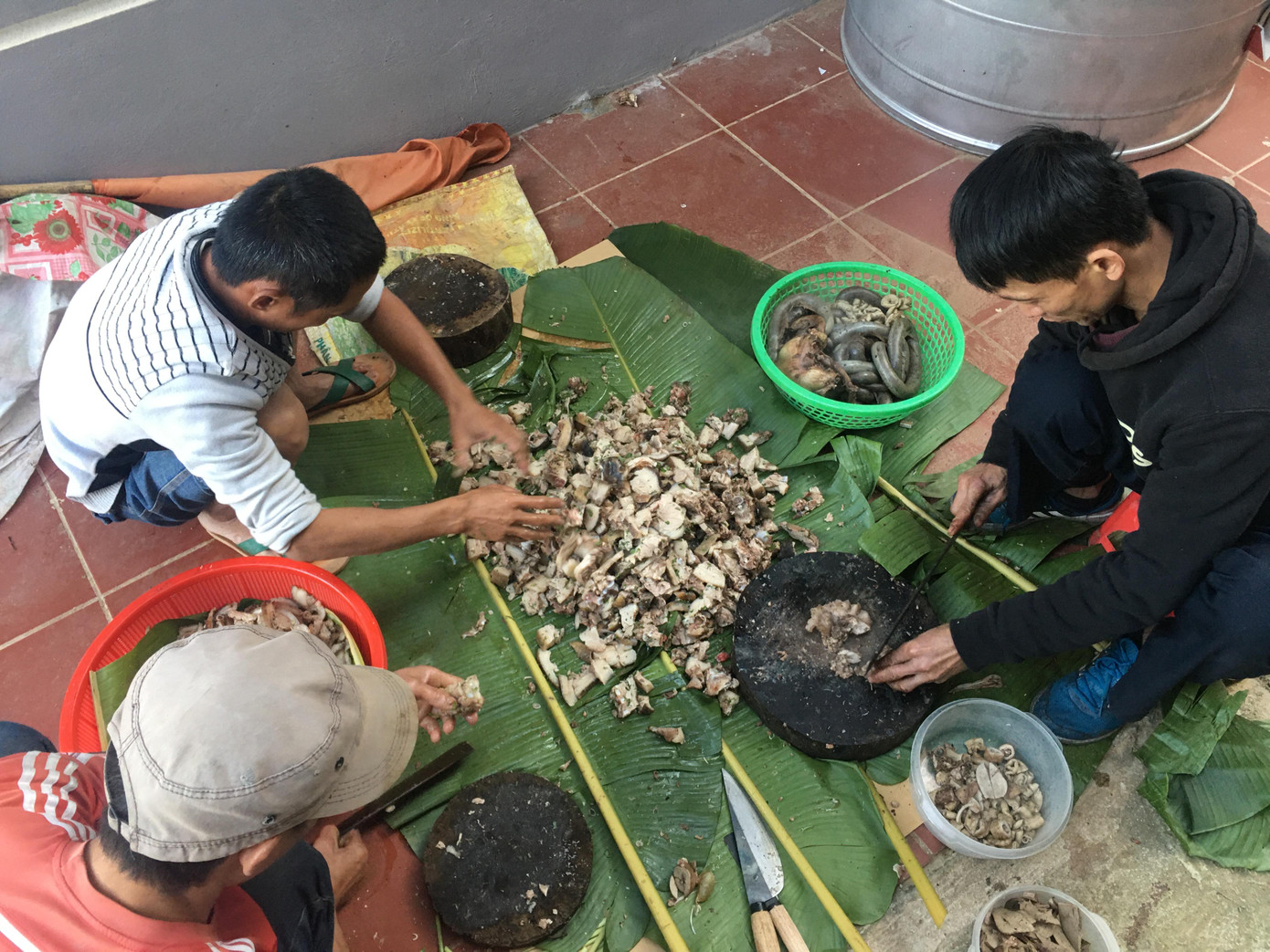 Nhà cầu thủ Hà Đức Chinh: Mổ lợn, làm 10 mâm khao người hâm mộ ảnh 2