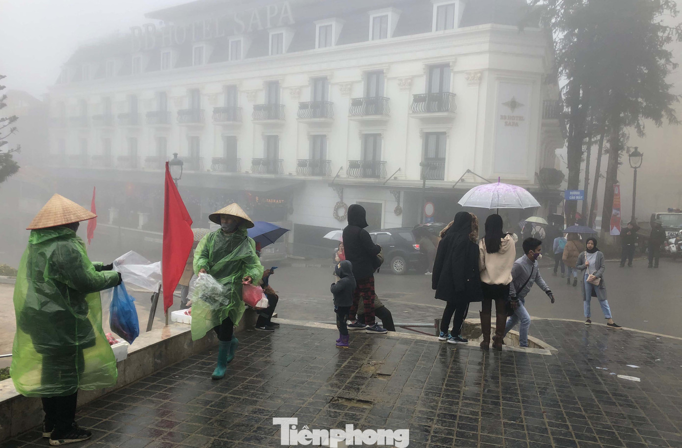 Khách du lịch nườm nượp đổ về Sa Pa trước giờ công bố thành lập thị xã ảnh 1 Khách du lịch nườm nượp đổ về Sa Pa trước giờ công bố thành lập thị xã ảnh 1