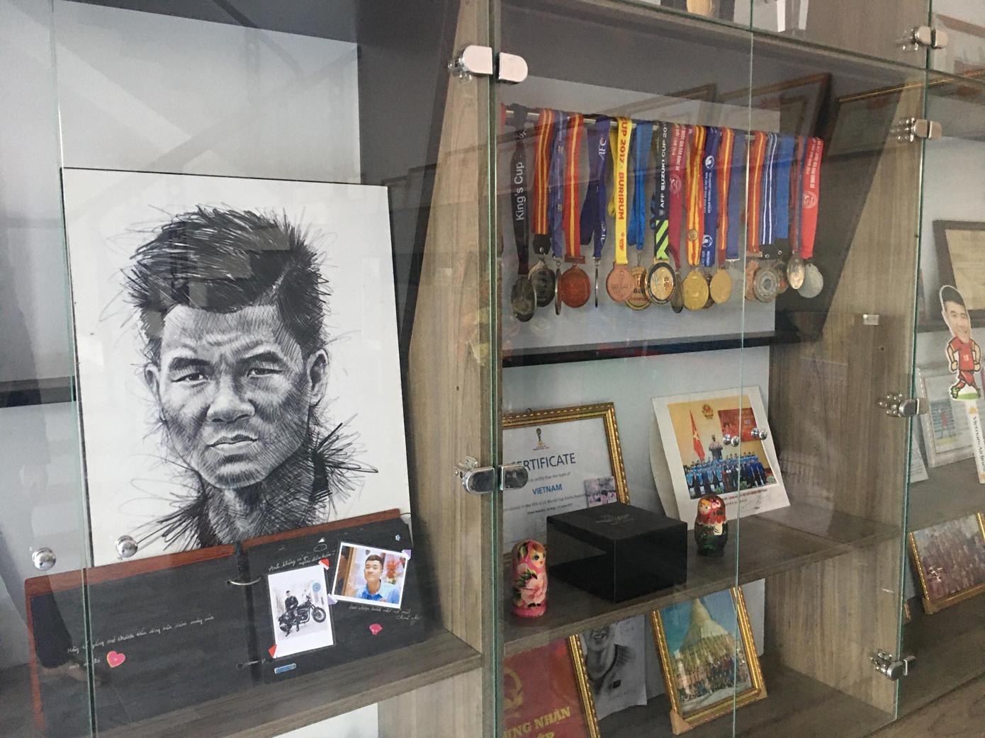 Cổ động viên cháy hết mình tại nhà tiền đạo Hà Đức Chinh ​ ảnh 1