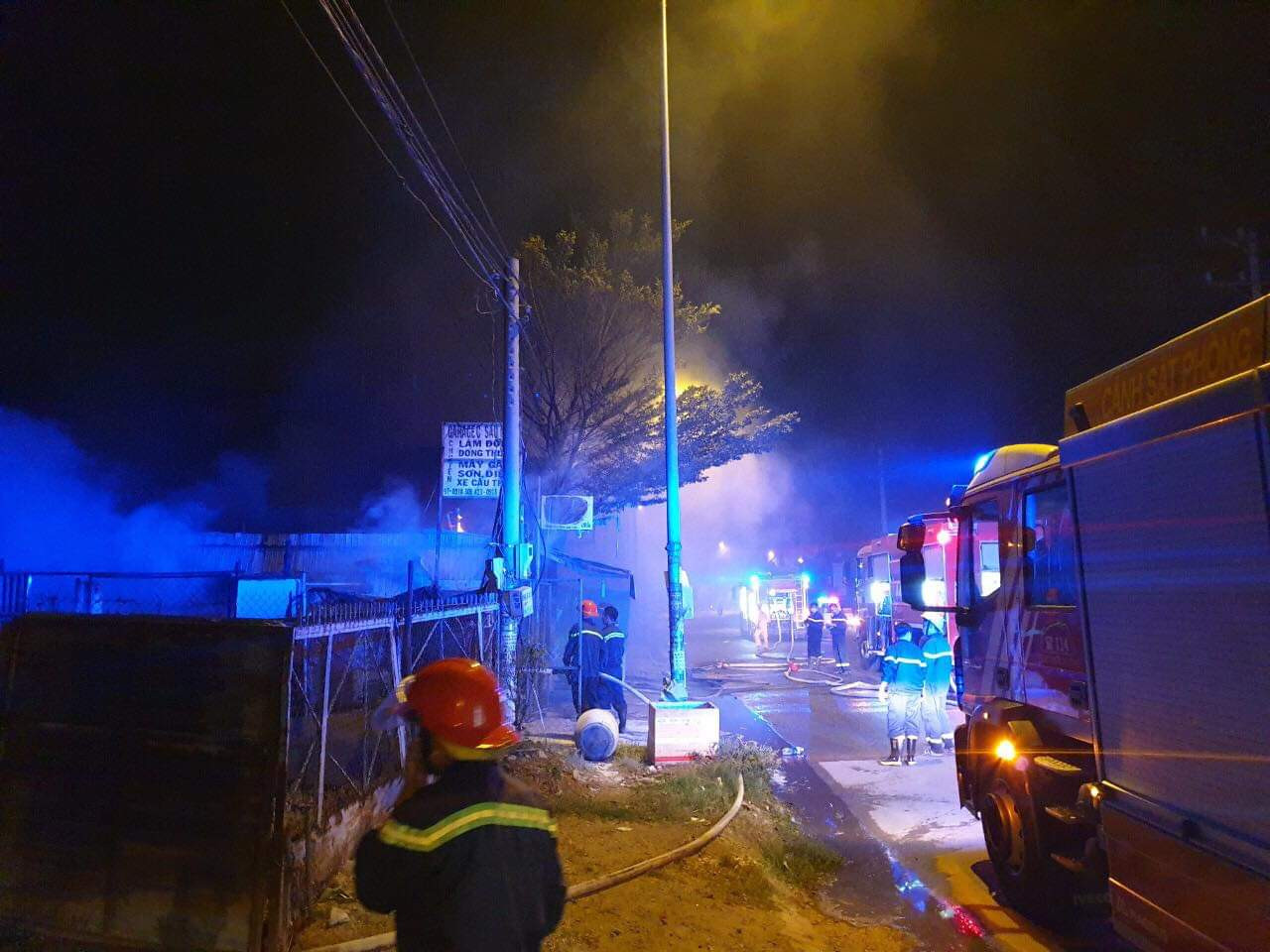 'Bà hỏa' thiêu rụi 3 ki ốt lúc rạng sáng ở Bình Dương ảnh 2